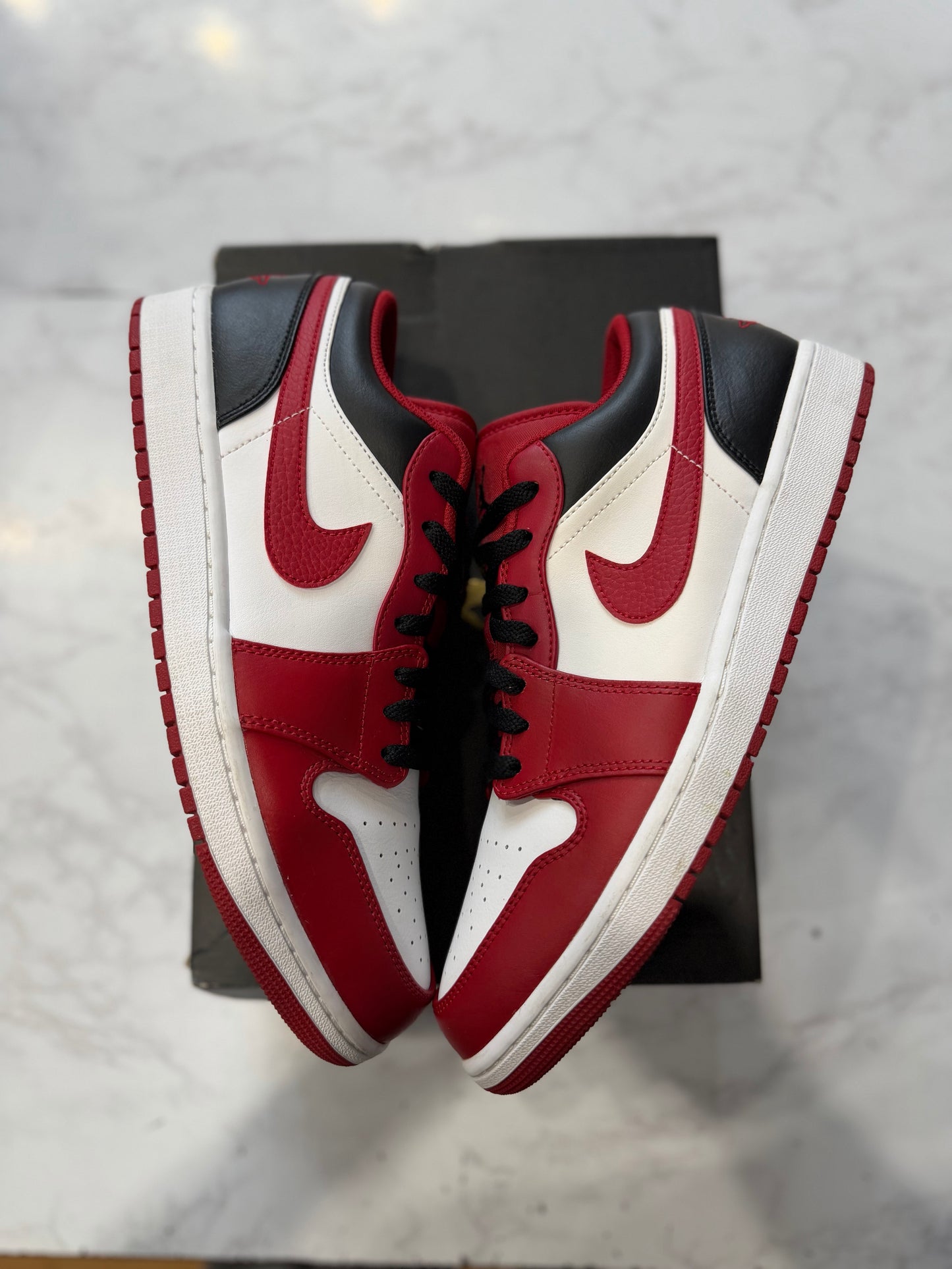 Jordan 1 Low Bulls PRE-OWNED
