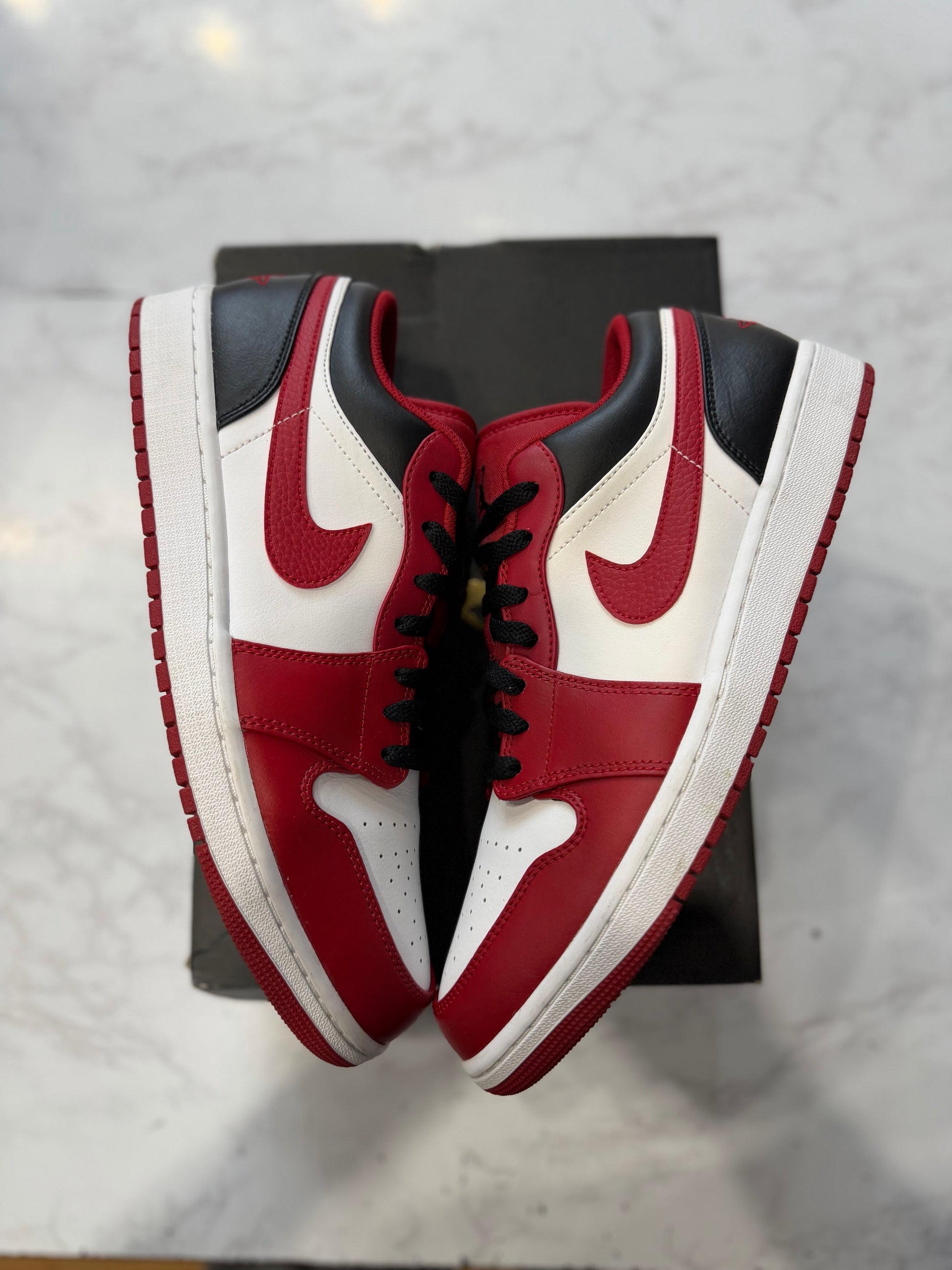 Jordan 1 Low Bulls PRE-OWNED